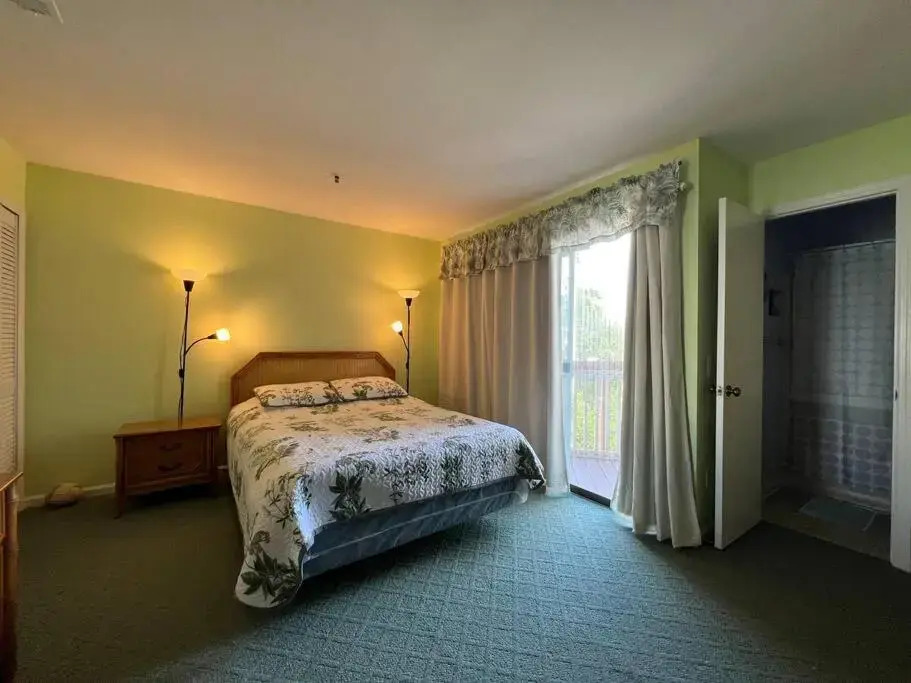 Lovely 2-bedroom condo with pool