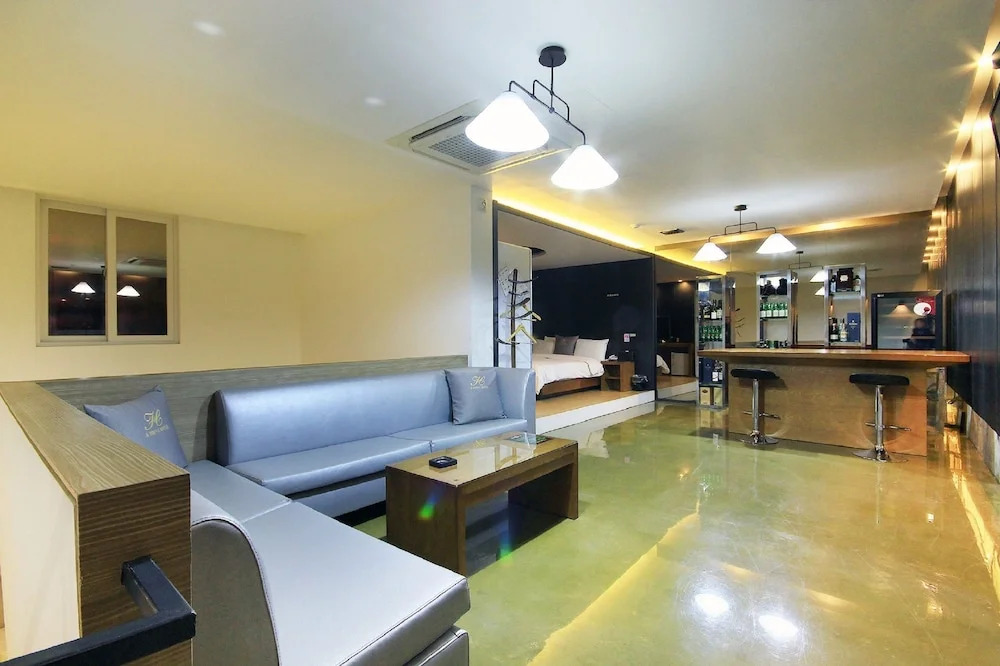 H Drive Hotel
