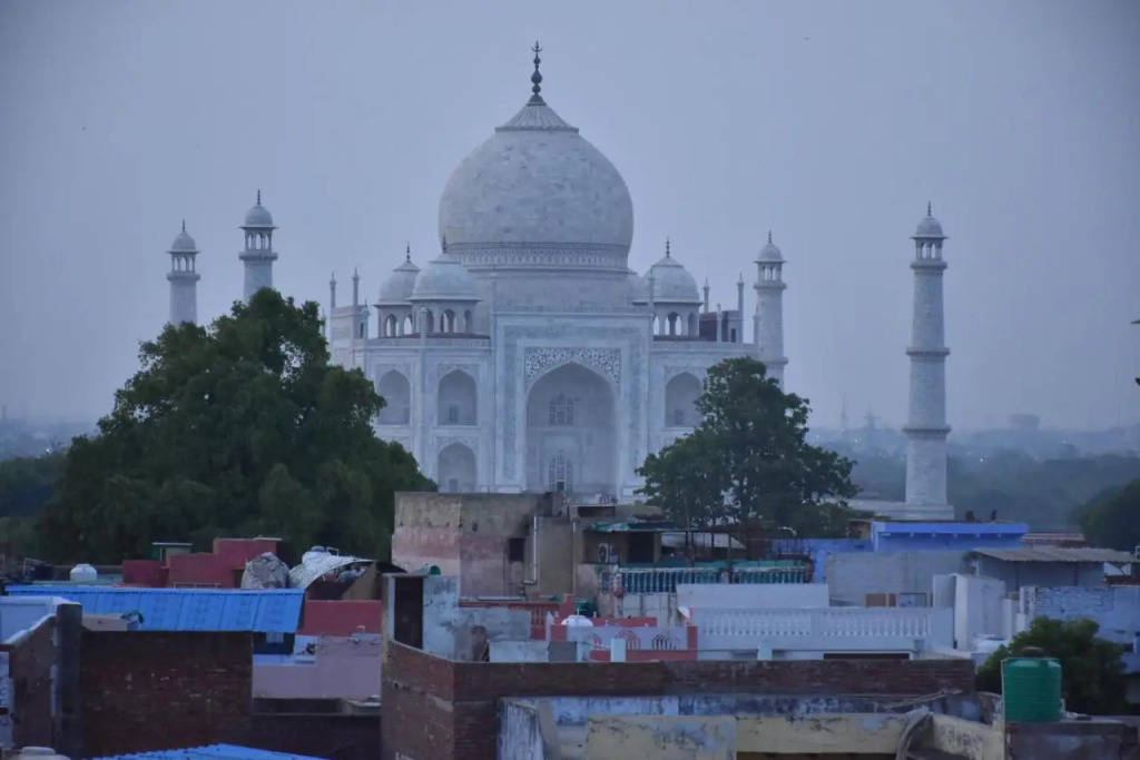 Lucky Restaurant & Guest House Near Taj Mahal