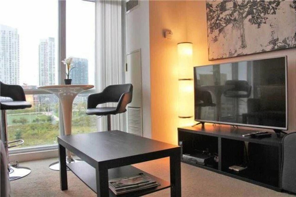 MiCasa Suites - Stylish Condo by CN Tower