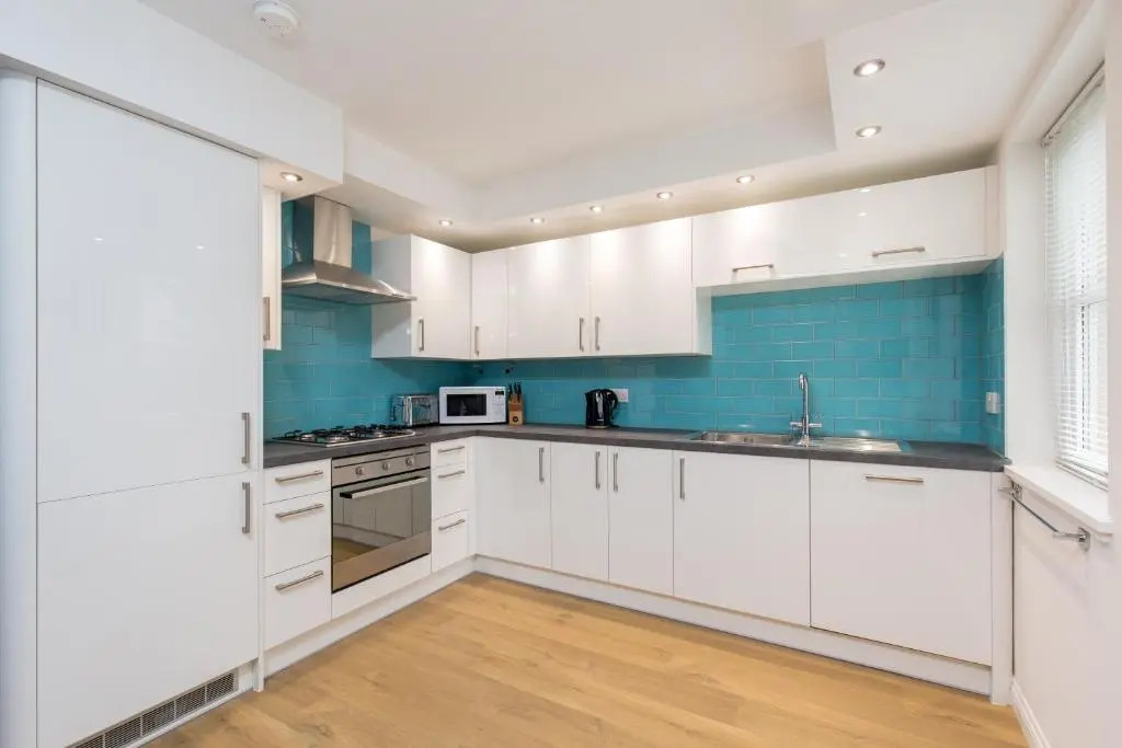 415 Lovely and Central 2 Bedroom Apartment With Secure Parking