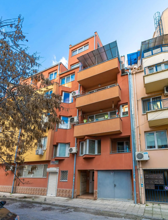Sunny 1BD Apartment in OLD TOWN