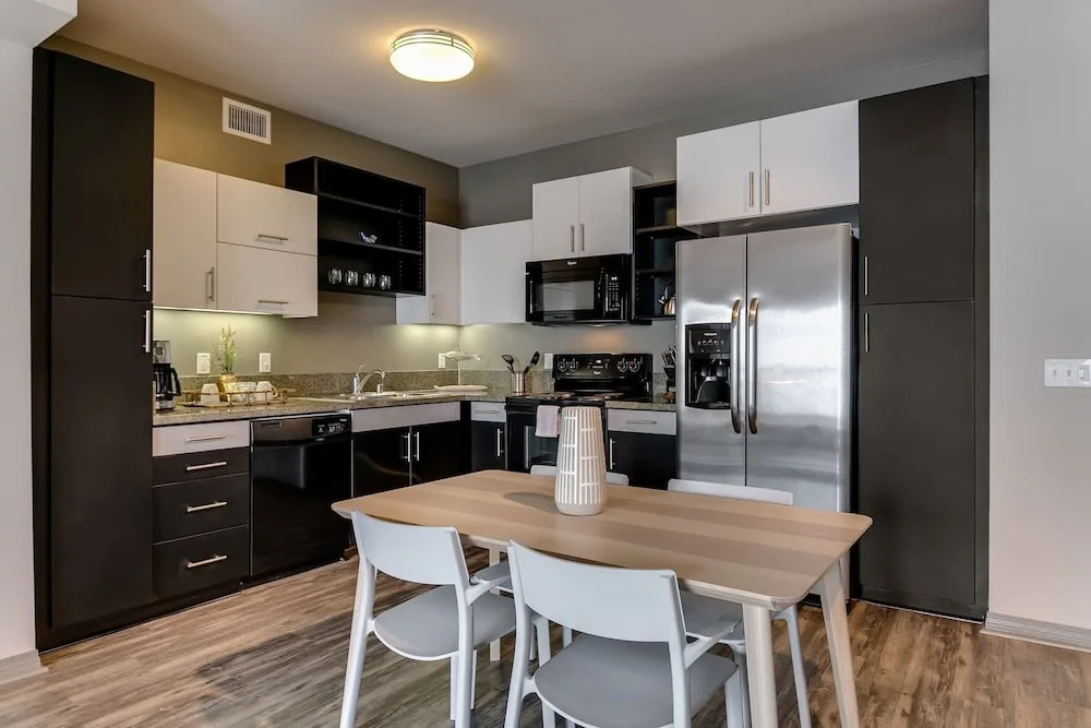 Walk to Beach 2-bdrm w/ Pool, Gym, Rooftop Lounge