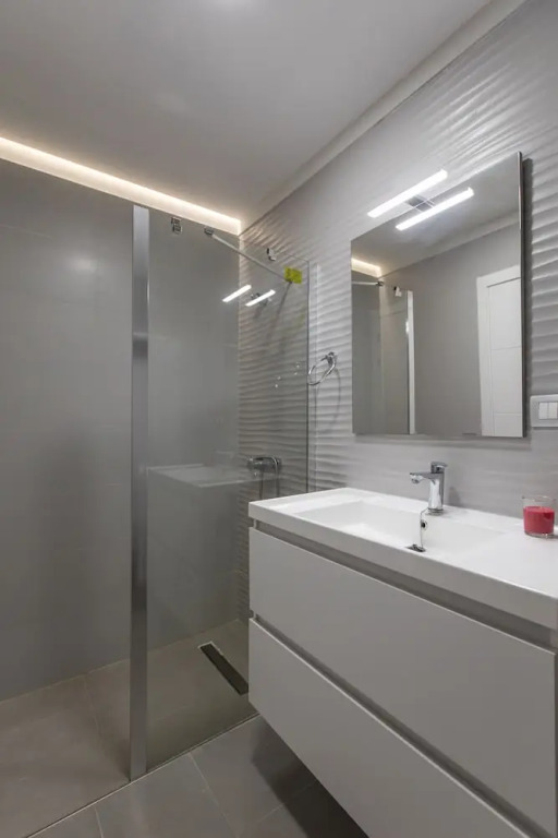 Downtown Square Apartament, Prime Location with Parking