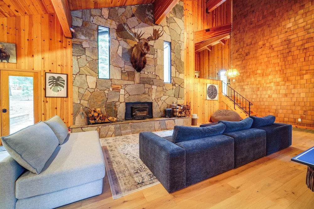 5 Mi to Donner Lake: Cabin w/ Deck + Pool Access!