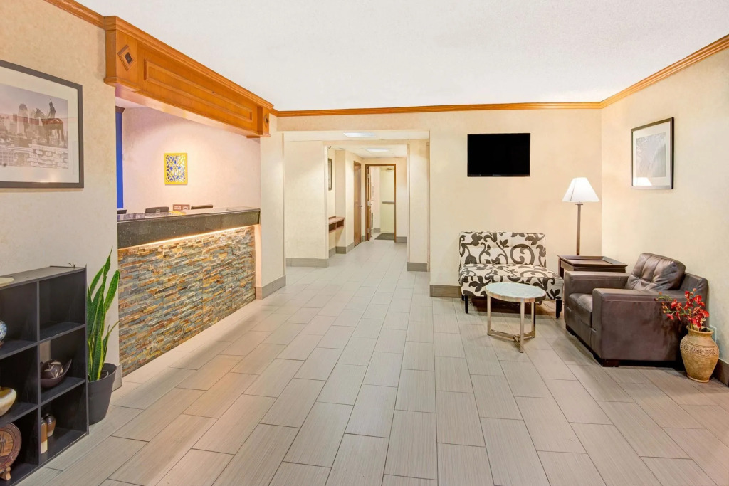 Days Inn and Suites Kansas City South