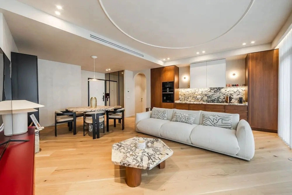Lakeside Luxe Apartment 2BR Prime Location