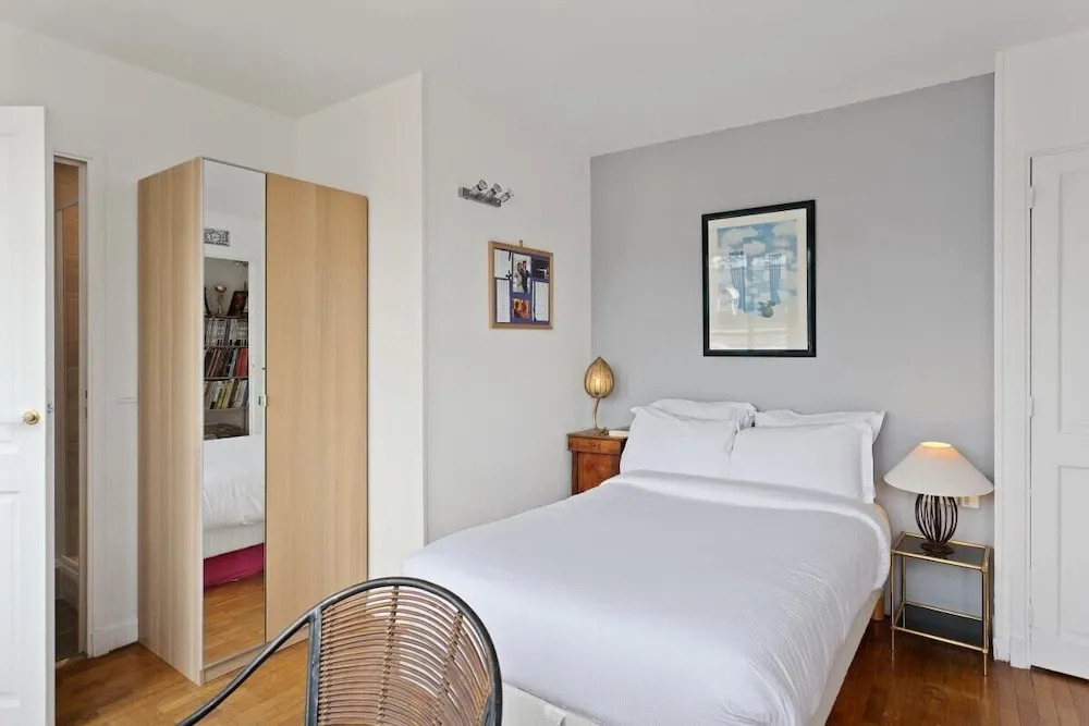 Stunning 3 Bed Apt With Balcony Near Champs Elysée