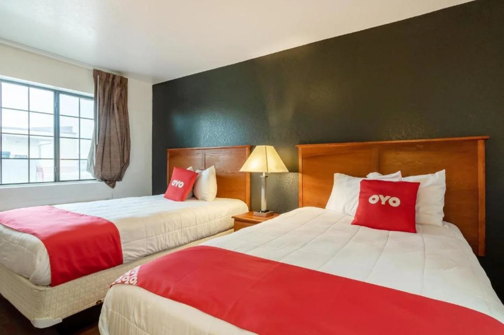 OYO Garden Inn and Suites Pearsall I-35 East