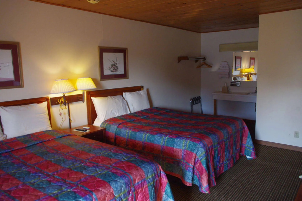 Love Hotels Western Holiday by OYO at Harlan Lake NE