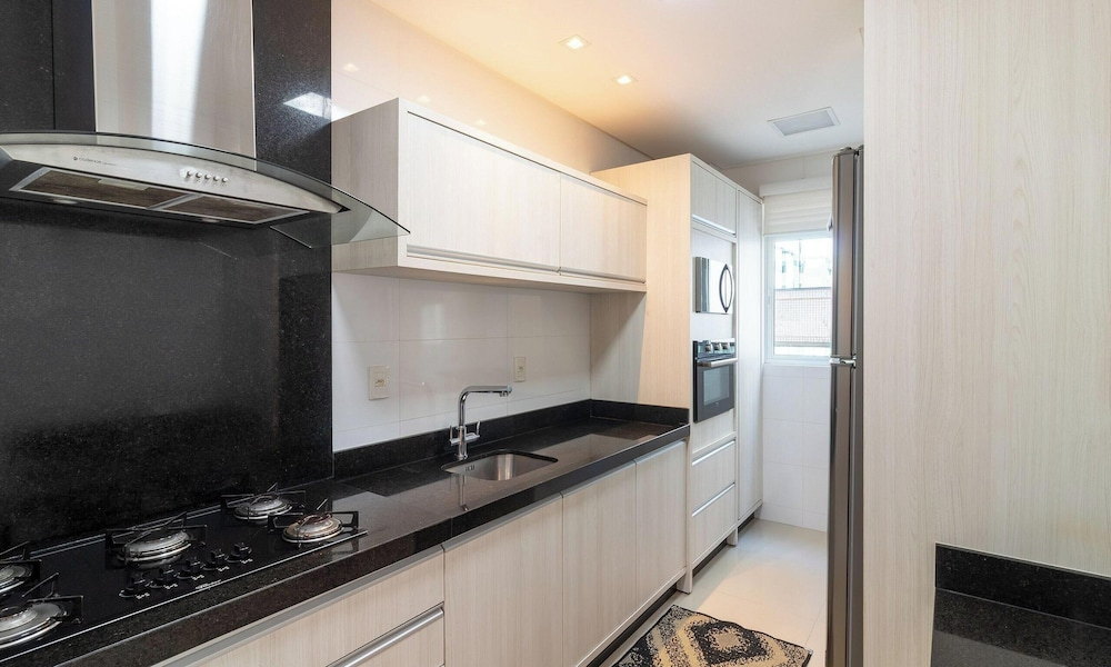 2-suite Apt w/ BBQ 550m From the Beach Ebf0702