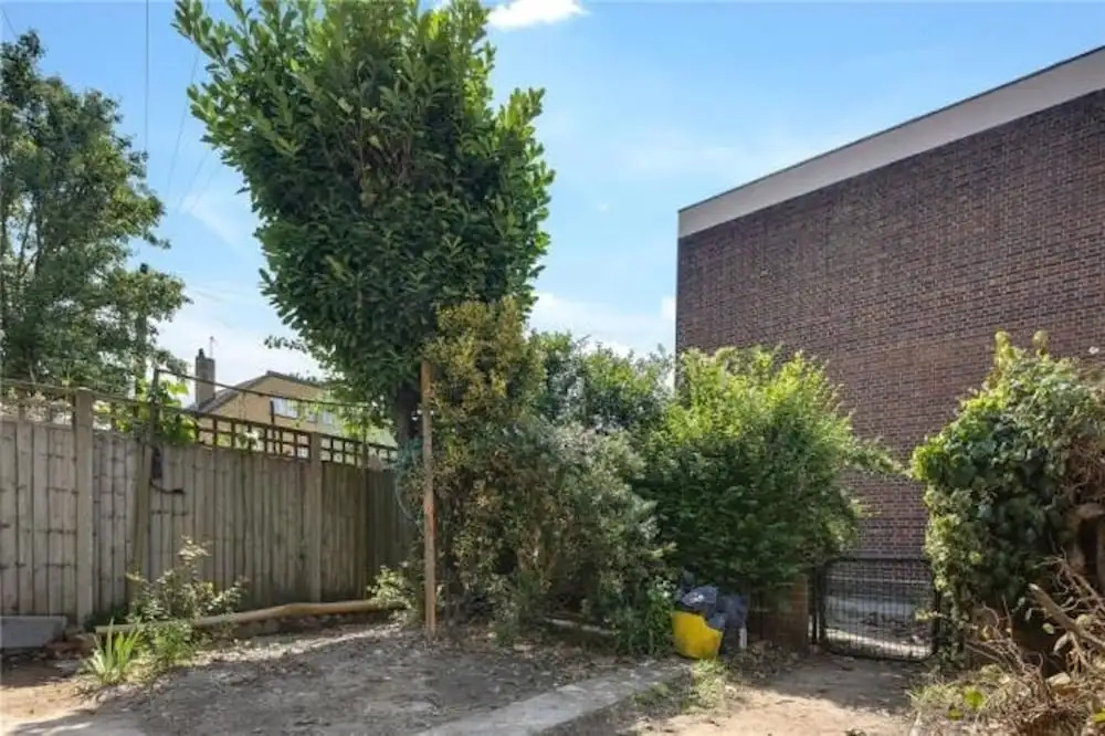 Limehouse Townhomes A Modern 4-bedroom 3-bathroom Townhome With a Private Garden