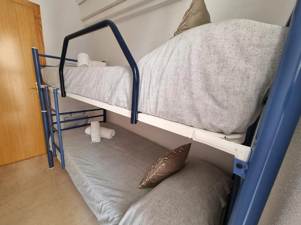 Ideal familias en urbanización de lujo a 600m de la playa Levante con Wifi, AC y Parking