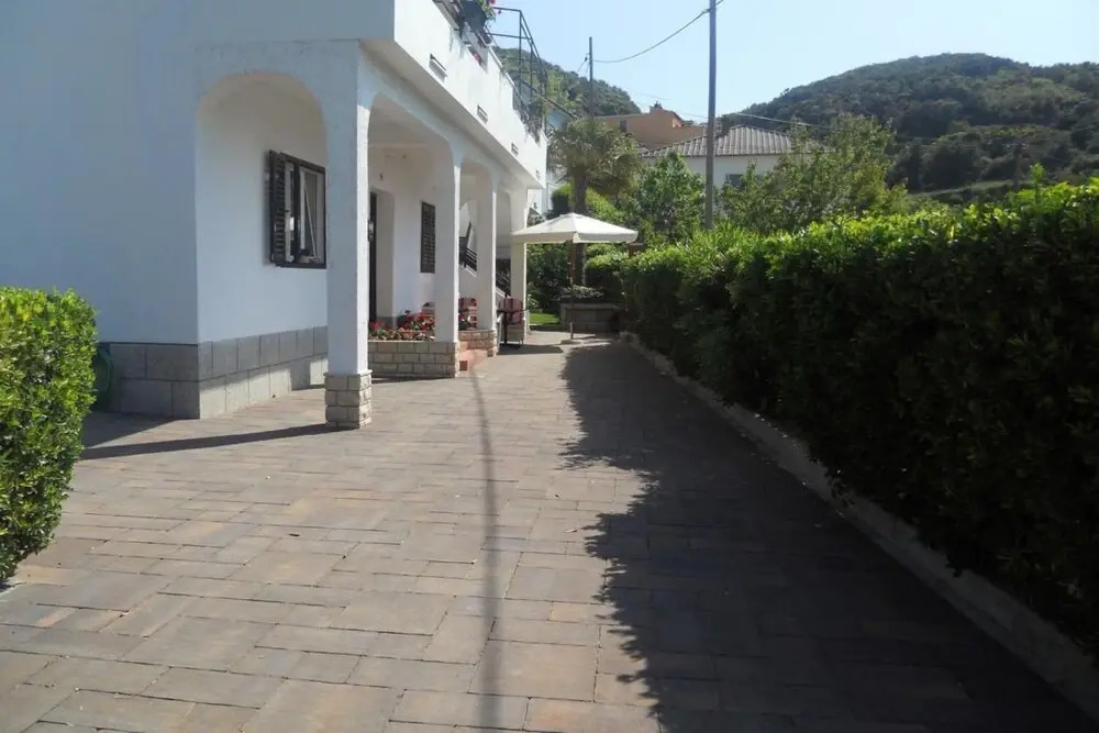 Ivo - With Terrace - B2