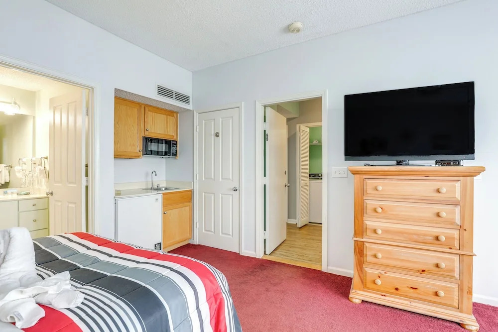 Community Pool & Tennis Court: Myrtle Beach Condo