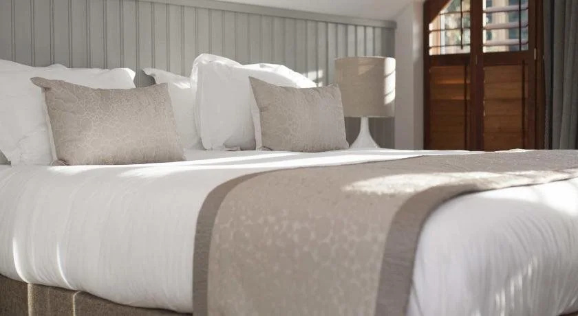 Holm House - Stylish Coastal Suites - HEDD Spa - Silures Bar & Restaurant