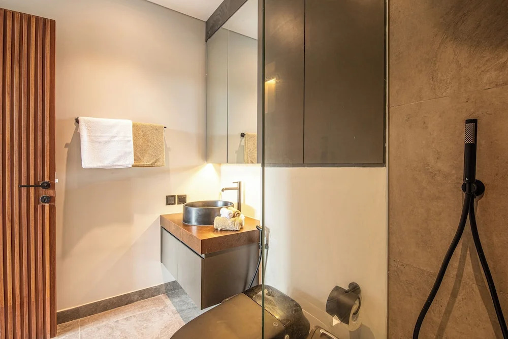 Modern 4 BR villa heart of Canggu 8mins to beach
