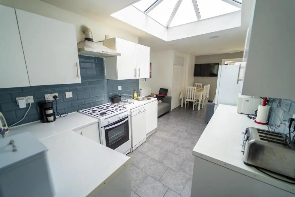 STAY SA Cosy equipped studios available 10 mins from the city! Free WIFI &50" SMART TVs