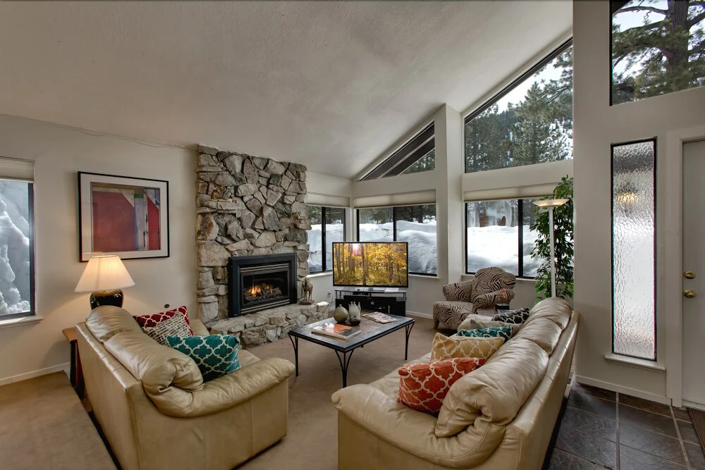 Spacious Riverfront - 3 Br Home