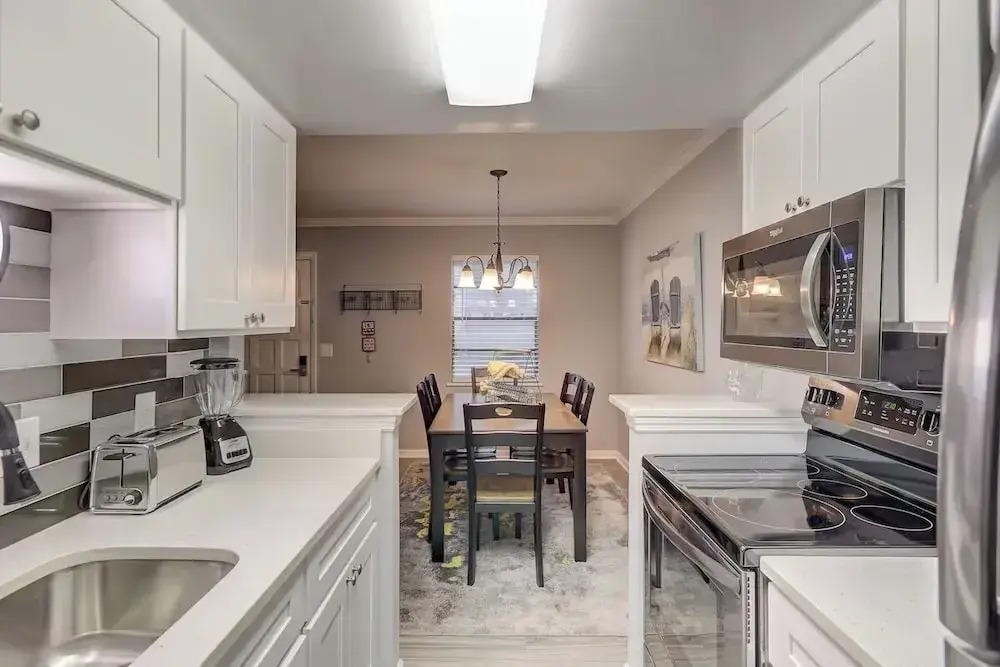 Hilton Head 2BR Townhouse Walk to Shops & Dining