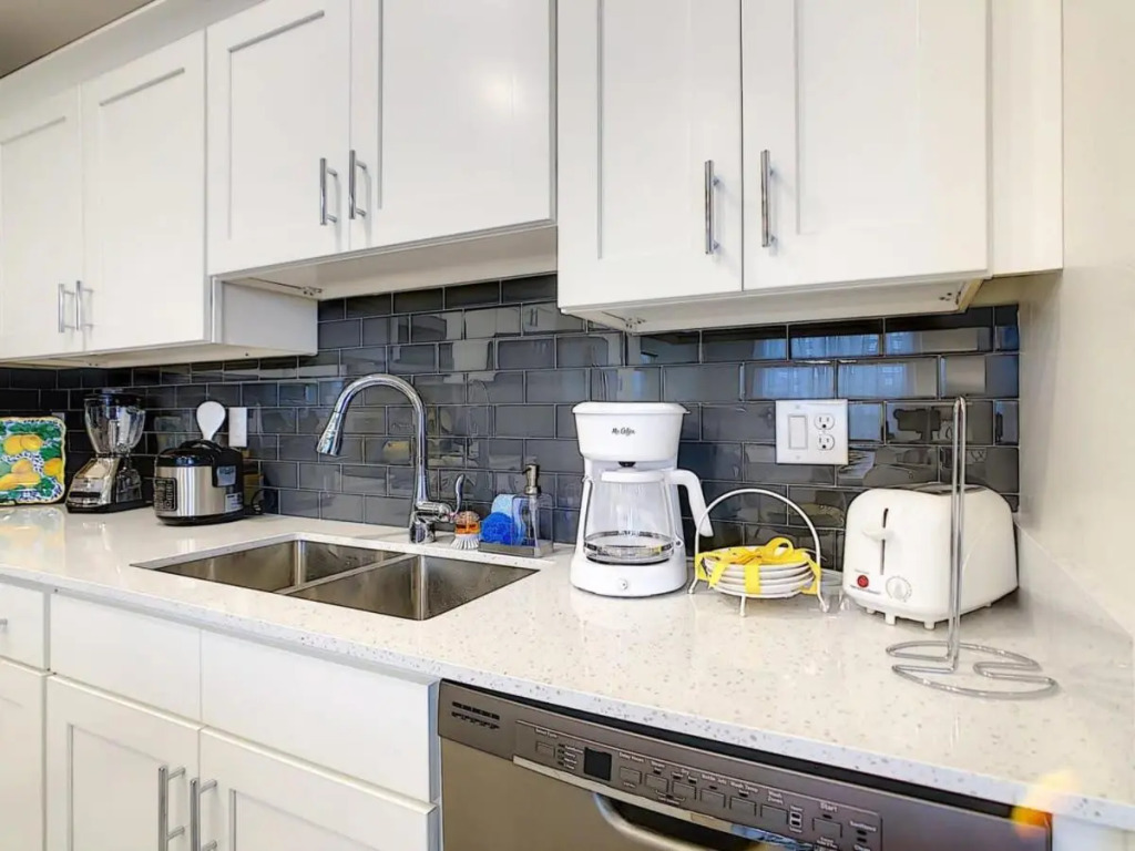 Vivid 2BR condo with free Waterpark at Storey Lake