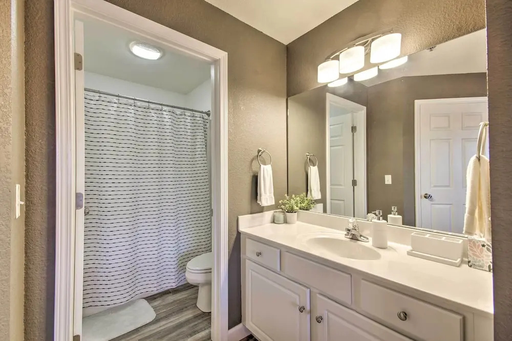 Screened Balcony w/ Views: Sleek Lake Ozark Gem!