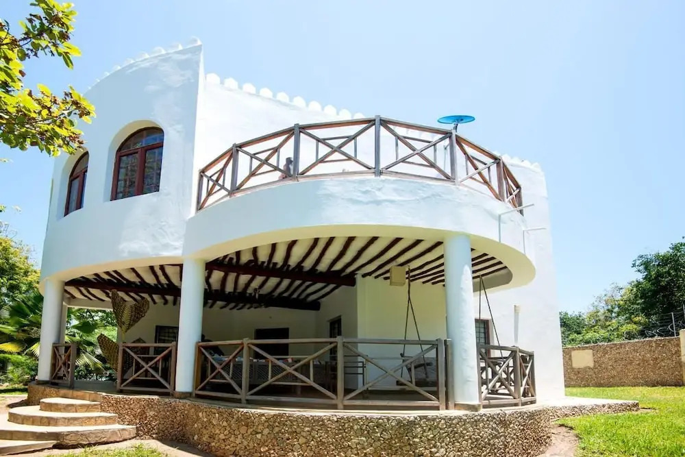 Secure Villa PundaMilia Sleeps 6 with Private Pool