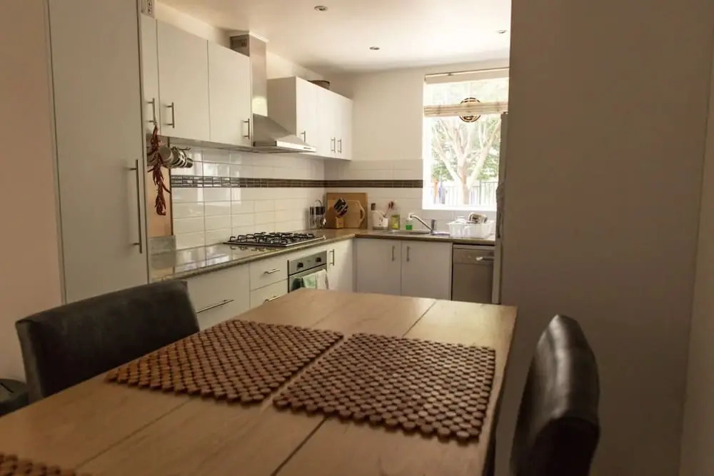 Bright And Spacious 2 Bedroom Apartment In Windsor