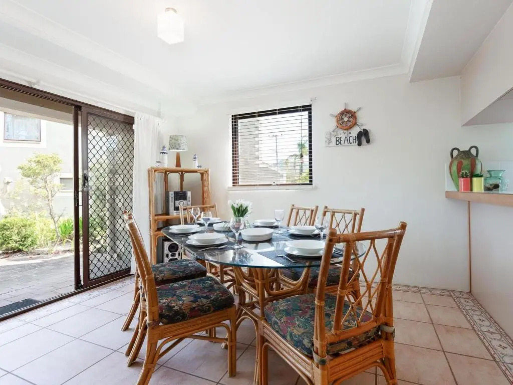 13 'Carindale', 19 Dowling Street - large ground floor unit with pool & tennis court