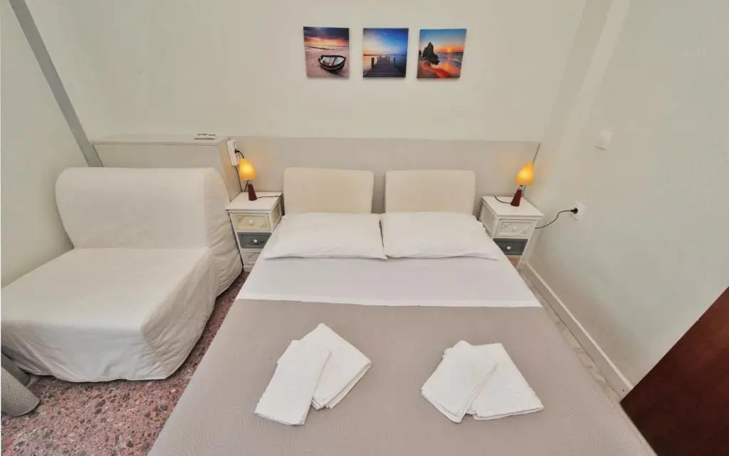 Themis 40 steps from beach