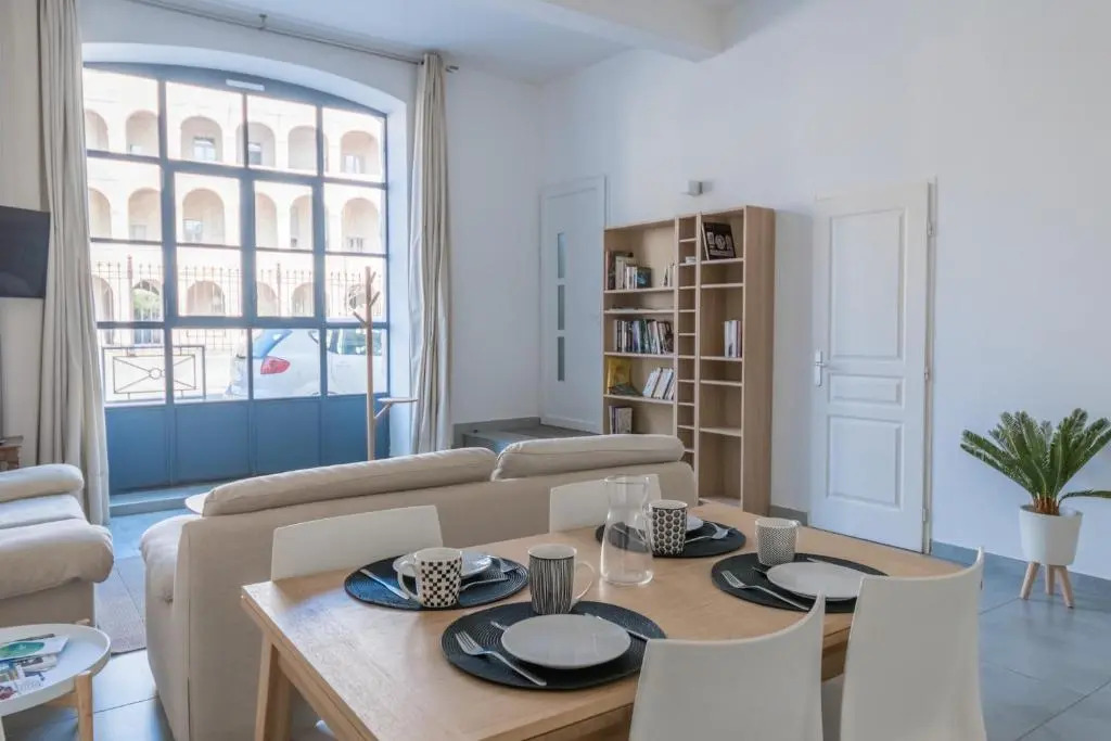 T3 Appartement HYPERCENTRE PROCHE COMMERCE- PARKING - 2 Chambres Wifi Gratuit