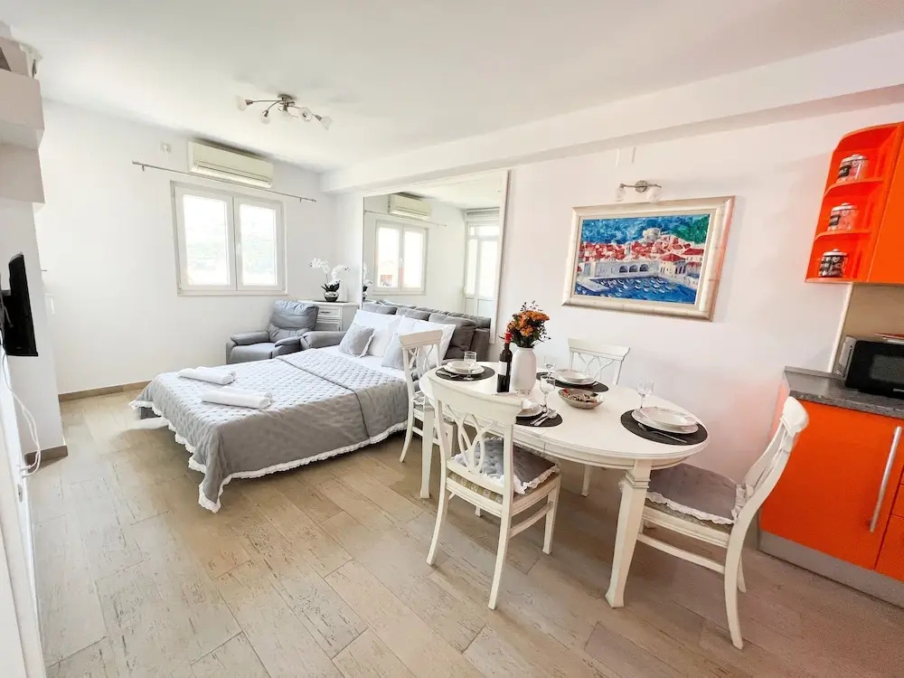 MIRROR apartment