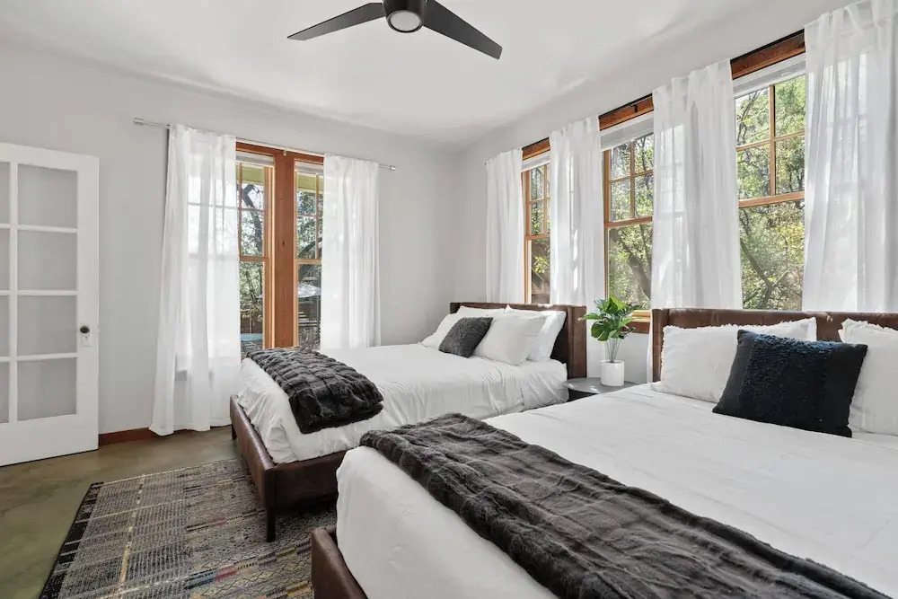 Urban Cowboy Villas - Heart of 704