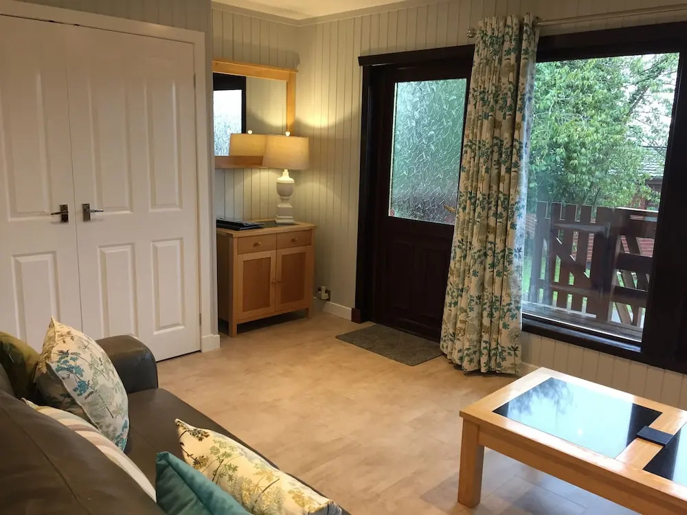 Primrose Lodge 7 with Hot Tub (H 2014) 57555
