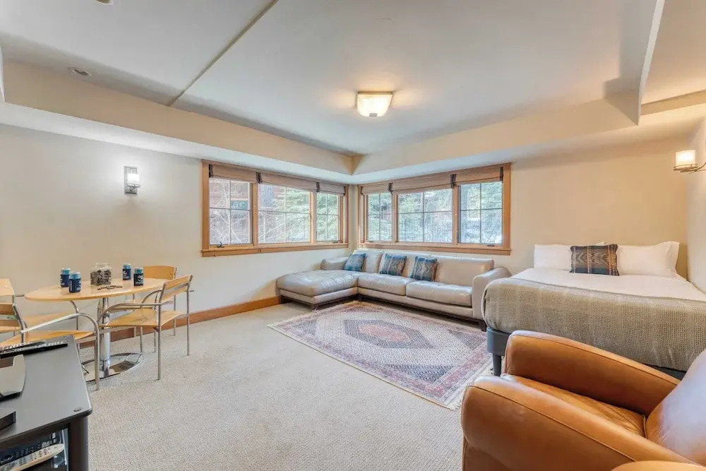 Minutes to Ski Resorts, 5min Walk to Lake Sunnyside Ward Creek by Avantstay