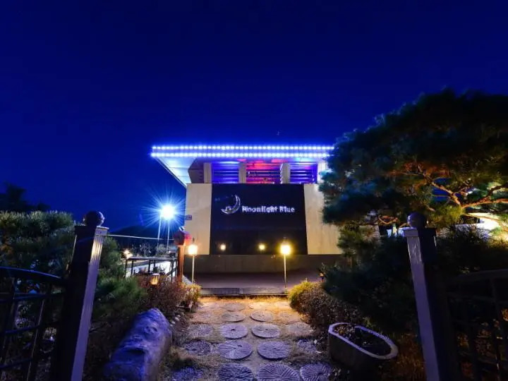 Moonlight Blue Pension