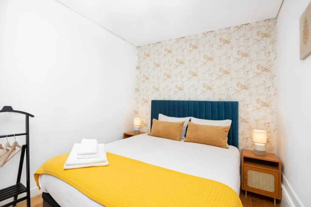 Low Cost Parking - Private Garden - Almada 392