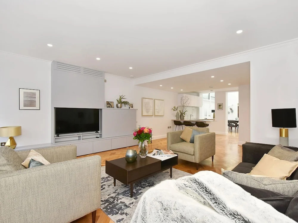 Plush Apartment in London near Piccadilly Circus and Chanel