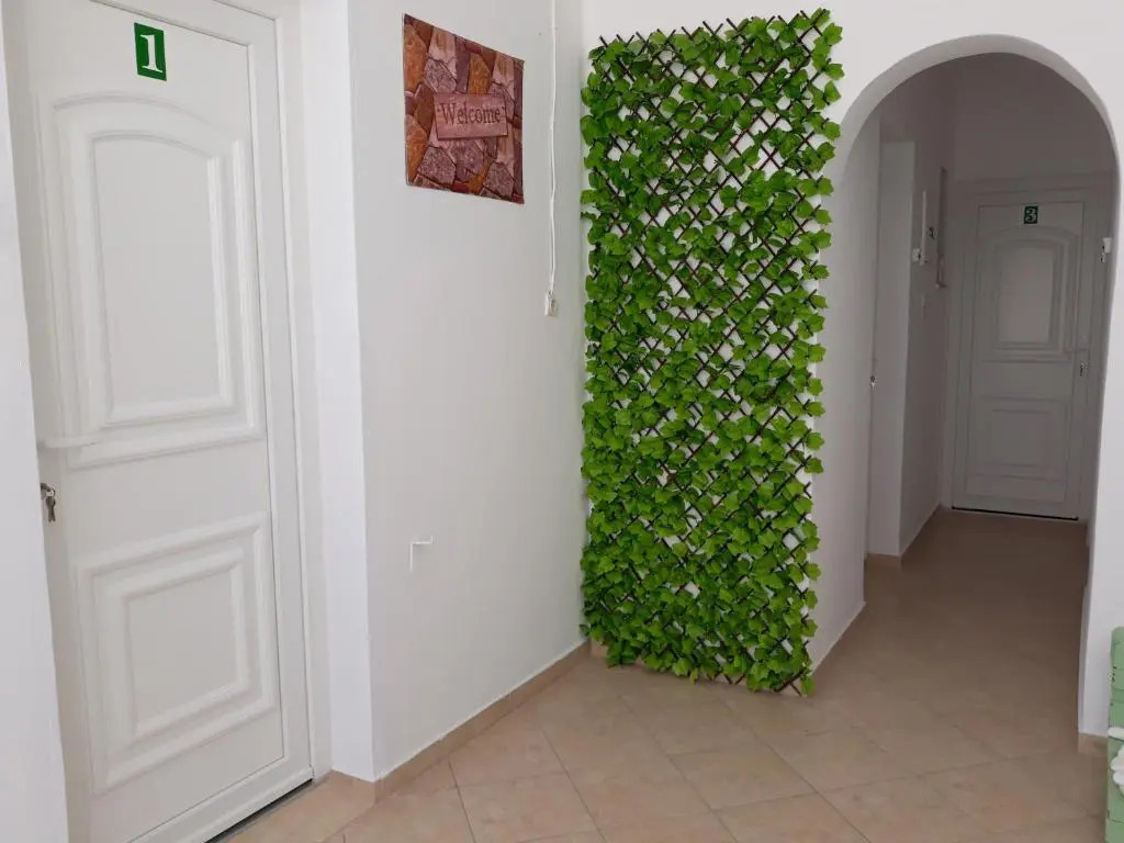 Elenis Rooms