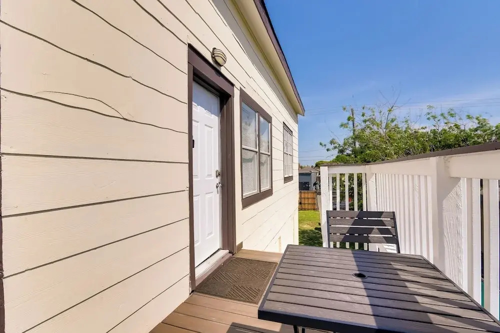 Deck & Shared Hot Tub: Apt 3 Mi to Dtwn Galveston!