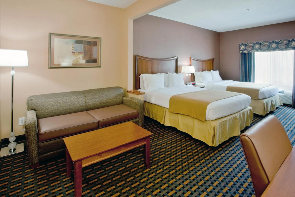 Holiday Inn Express & Suites Suffolk