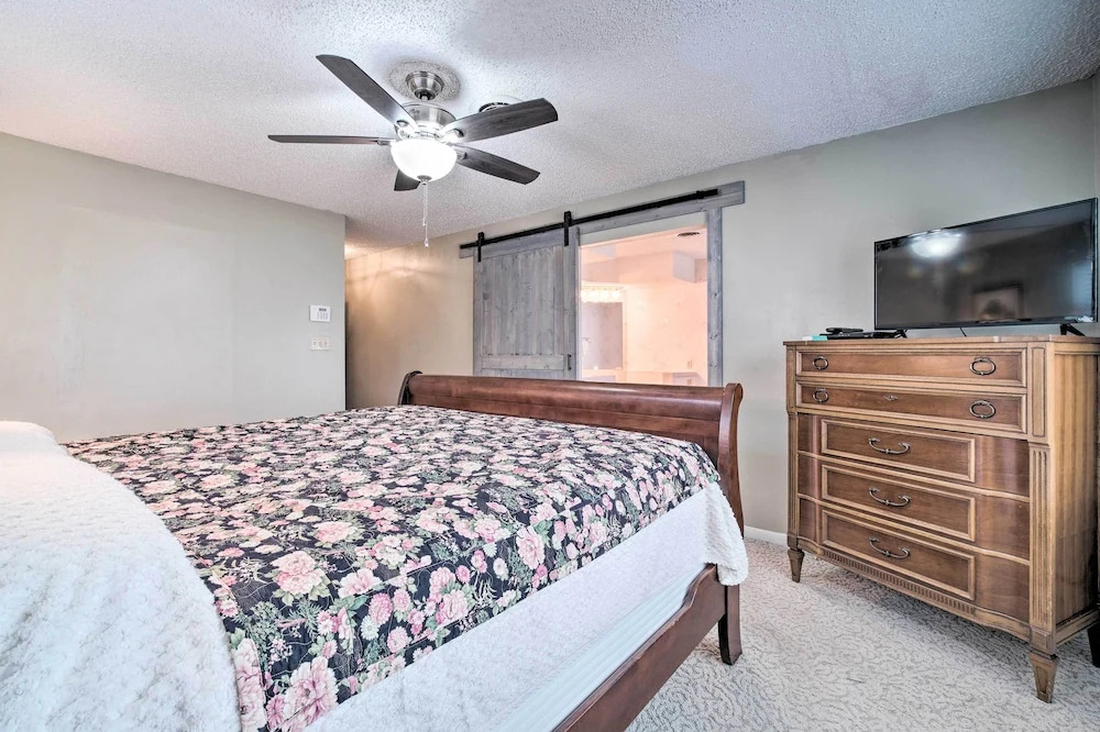 Lake Livingston Hideaway w/ Dock + Gas Grill!