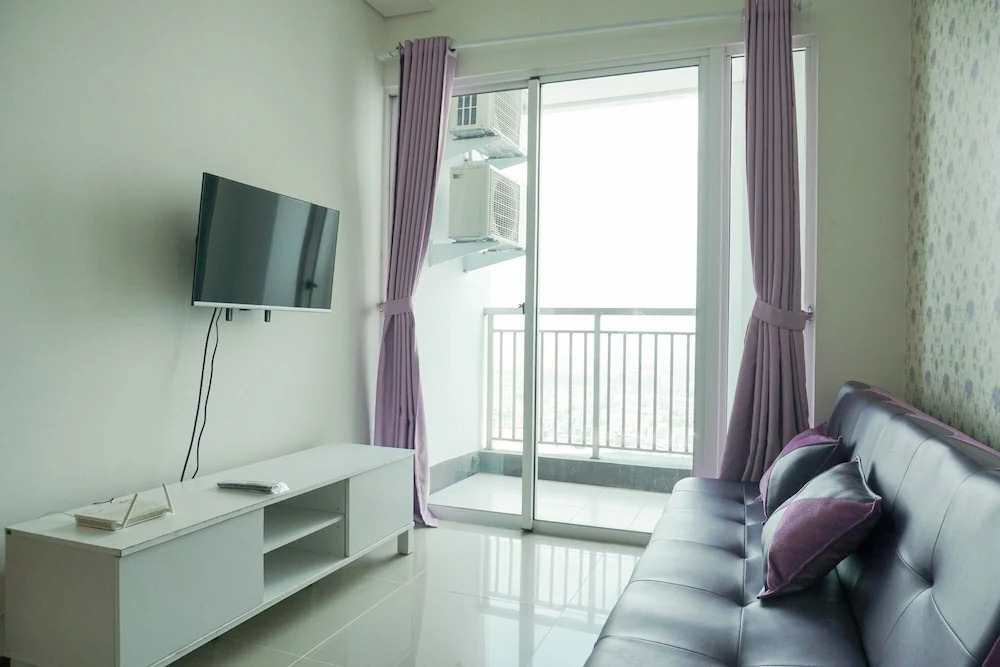 Comfort And Elegant 1Br Green Bay Condominium Apartment