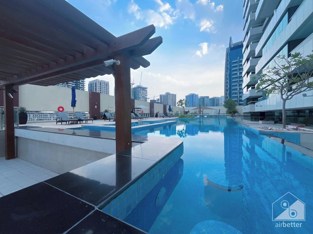 Maison Privee - Sleek and Sunny Apt in Business Bay w/ Canal Views