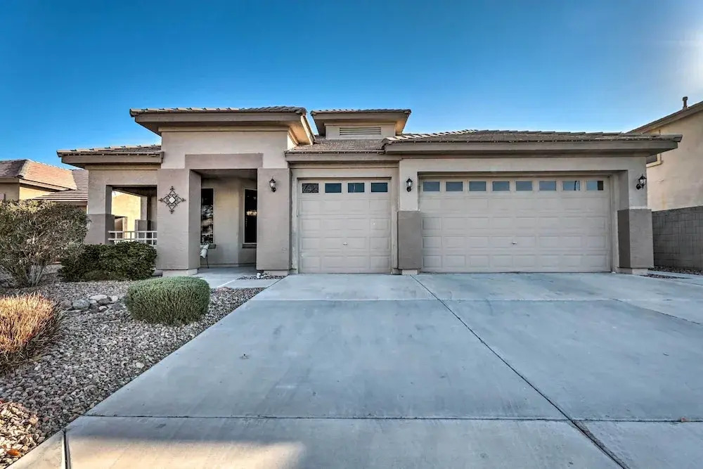Pool Table + Bar! Family-Friendly Phoenix Retreat
