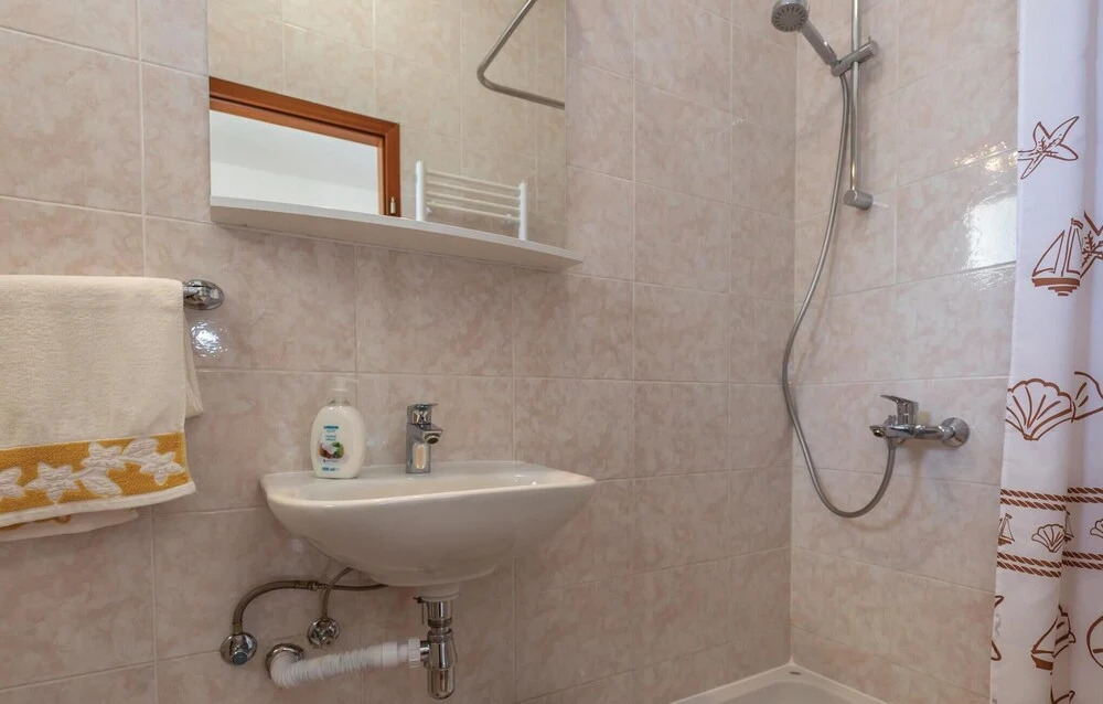 Nice Home in Makarska with WiFi, 3 Bedrooms & Hot Tub