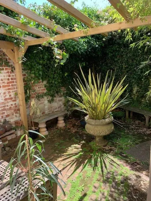 Central Taunton Garden Apartment