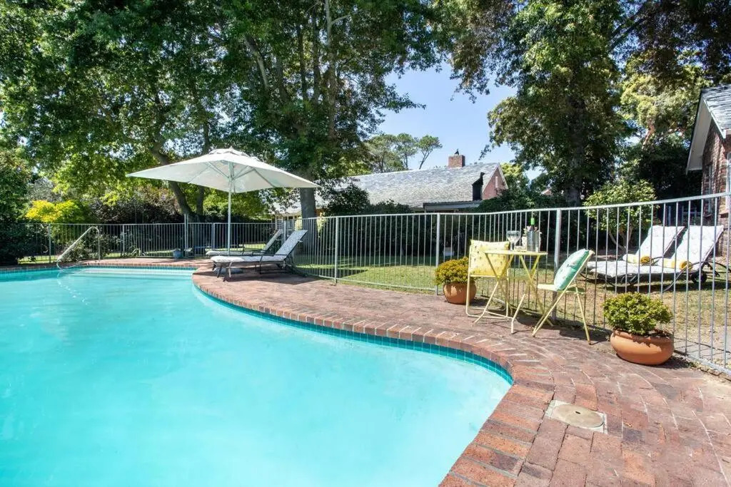Beautiful 2 bed cottage along Constantia Wine route with pool