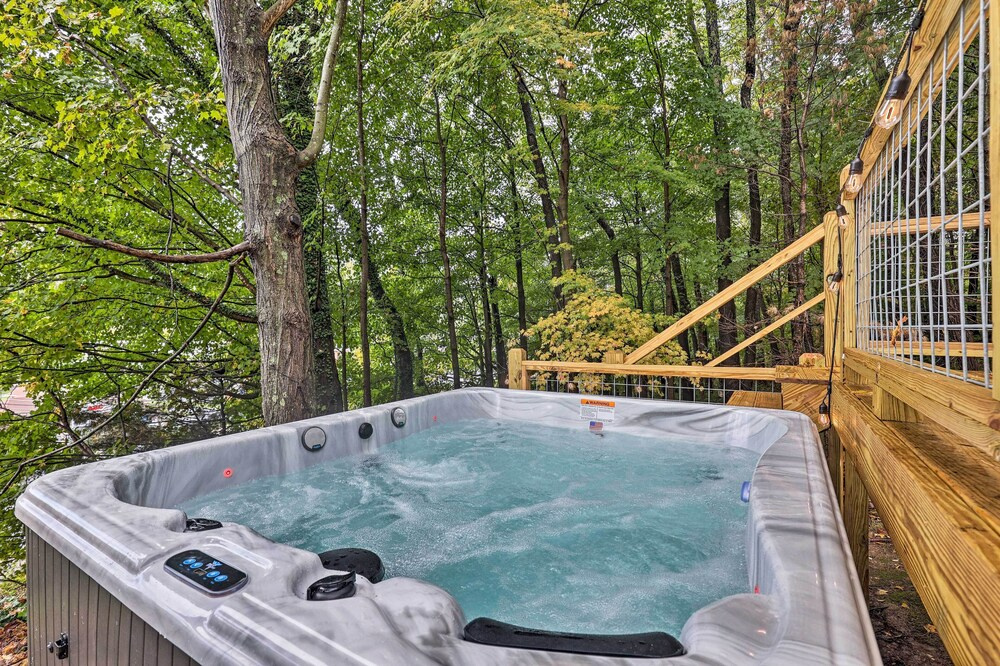 Hilltop Hideaway w/ Scenic Views & Hot Tub