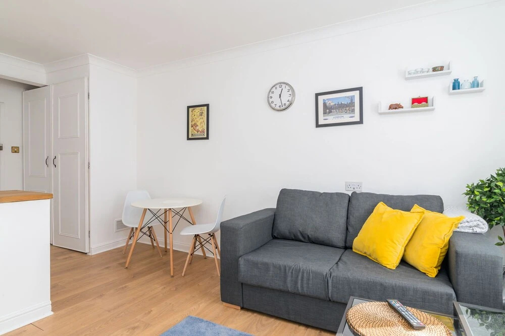 Bright Studio Flat, Amazing Location!